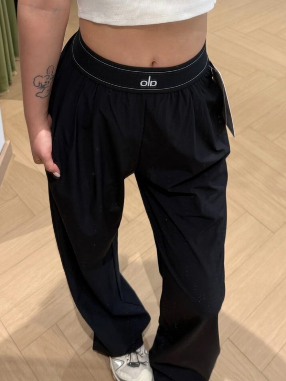 Women's Regular Alo Yoga Versatile Black Trouser 😉office, travel, daily🤩